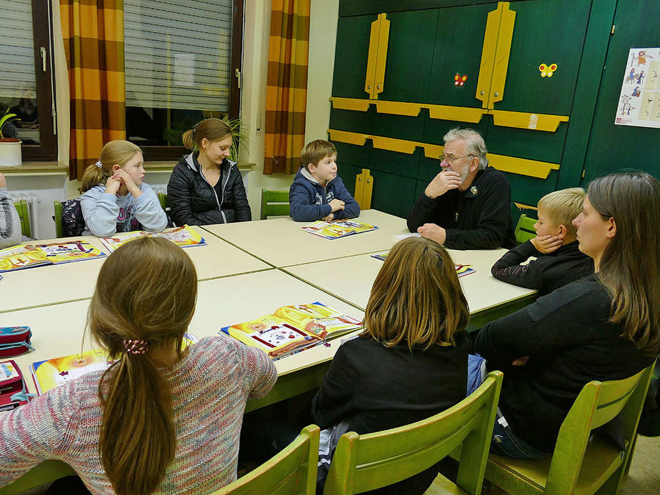 Symbolische Mantelteilung mit den Kommunionkindern (Foto: Karl-Franz Thiede)